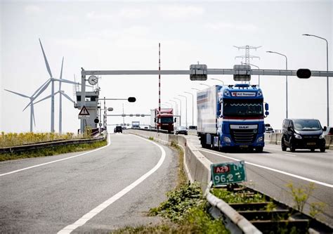 Eenmaal per week wordt de brug bij uitzondering gedraaid na inspectie. Sluiting Haringvlietbrug dreigt Flakkee weer af te sluiten ...