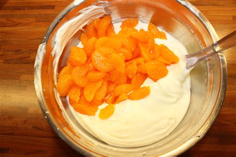 Ein mandarinen kuchen rezept ist bei groß und klein beliebt und sieht einfach zum anbeissen aus. Rezept Quark Mandarinen Kuchen