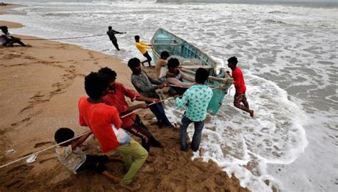 خسائر إعصار تاوكتا فقدان 96 شخصا بعد غرق زورق في الهند