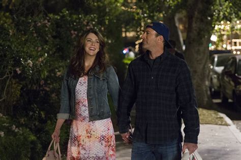 ‘gilmore Girls’ Fans Think Lorelai Is Pregnant After Seeing The Revival Trailer