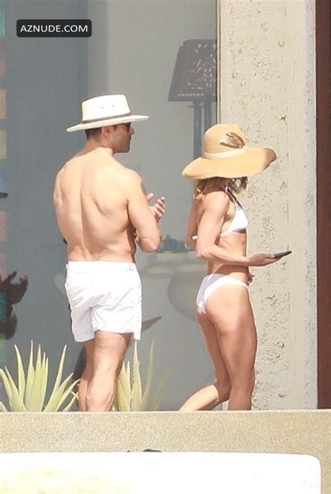 Kelly Ripa Sexy Strolling Along The Sand With Mark Consuelos In Cabo