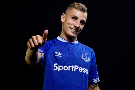 Everton équipe de france ⚽️ twitter : Everton sign defender Digne from Barcelona