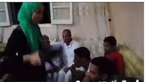 بالفيديو فتاة تضرب 3 شباب بـالشبشب بسبب حساب على فيس بوك منوعات الوطن