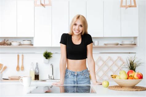 美女图片 站在厨房里微笑的金发女人素材 高清图片 摄影照片 寻图免费打包下载