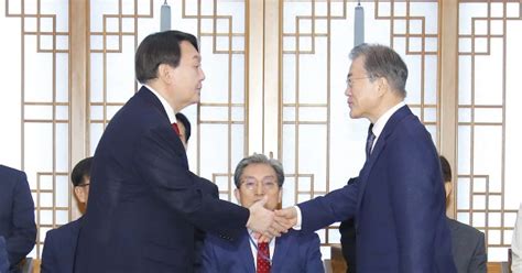 윤석열 전 검찰총장의 장모 최모씨(75)와 자녀들이 경기 양평군 양평읍의 임야 수천평을 사들인 뒤 아파트 시행사업으로 거액의 수익을 낸 것으로 알려졌다. 문재인 대통령 "권력 눈치 보지 말라" 윤석열 "검찰 본질에 ...