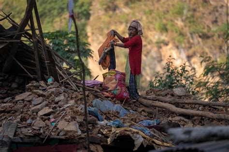 Aid Trickles In To Nepal After 157 Killed In Earthquake Express And Star