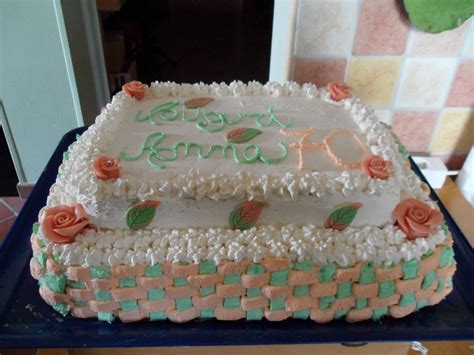Per decorarla l'ho ricoperta con dei cuori di cartoncino e poi l'ho spolverata con abbondante zucchero a velo. Alessandra - Torte e dolcetti: Torta canestro
