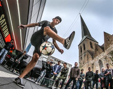 Es ampliamente considerado el deporte más popular del mundo, pues lo practican unas 270 millones de personas. Fútbol Freestyle: Trucos y todo lo que usted desconoce