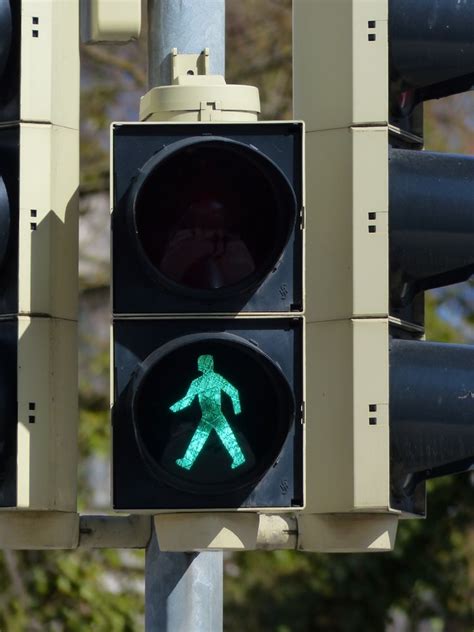 What Every Crossing Pedestrian Should Know About Warning Lights