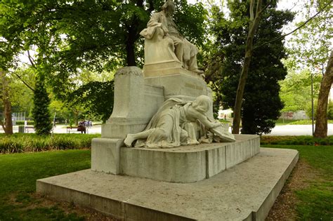 Seit 2010 hatte es temporäre mahnmale gegeben, nachdem ein denkmal am morzinplatz. Brahms Denkmäler Ringstraße