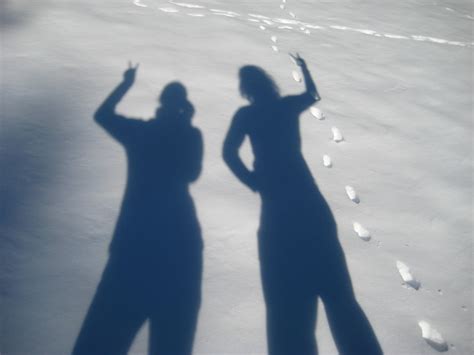 Schatten zweier Menschen im Schnee | bilder.tibs.at