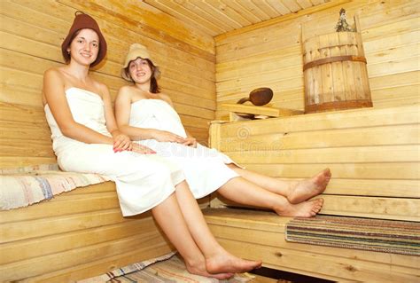 Frauen Sitzt In Der Sauna Stockbild Bild Von Ruhig Gesund 16934503