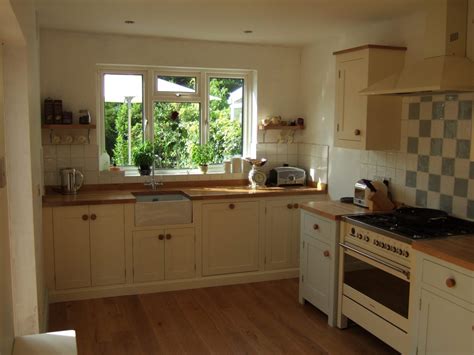 With their awkward angles and uneven walls, country cottages can benefit from freestanding kitchen cabinets which can be easily positioned to make the most of the space. Esher Surrey Free Standing Kitchen - Higham Furniture