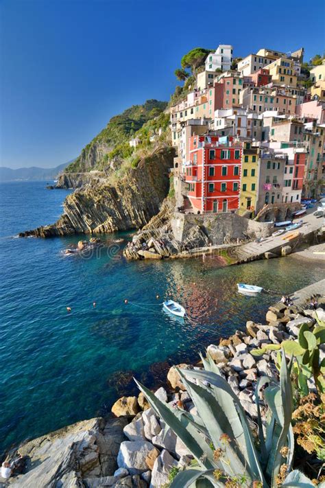 Google maps offers far more than a road map with a scale and a legend and has become a hub of information on any destination! Riomaggiore, Cinque Terre, Liguria, Italy Foto de archivo ...