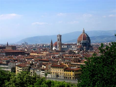 הסדרה עוקבת אחר שלושה עשורים בחיי כנופיית פשע ברומא בשנים האלימות ביותר בעיר הנצחית. רומא ופירנצה | איטליה | TMV