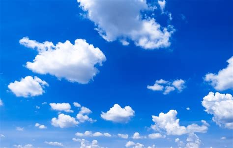 Fondo De Cielo Azul Brillante Con Nubes Foto Premium