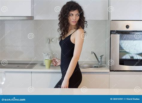 Giovane Donna Nella Cucina Immagine Stock Immagine Di Cucina