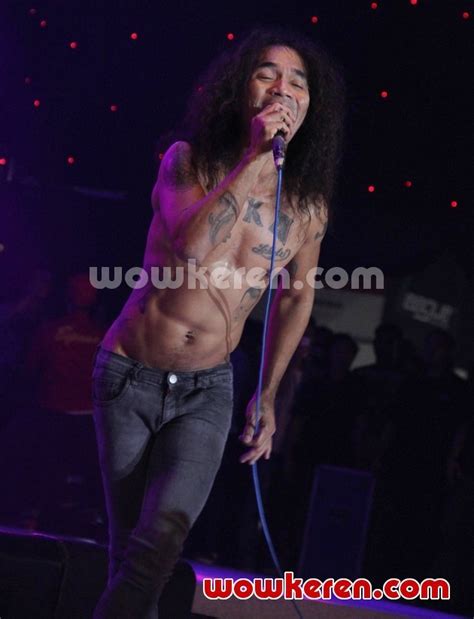 gambar foto penampilan kaka slank saat konser di jakarta fair 2012 foto 2 dari 40