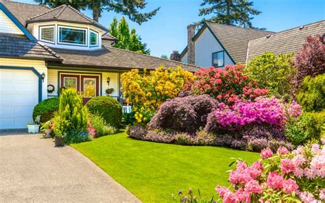 There's just something extra you get from actually watching someone show you how to do things that are new. 15 Landscaping Ideas for Front Yards - Garden Lovers Club