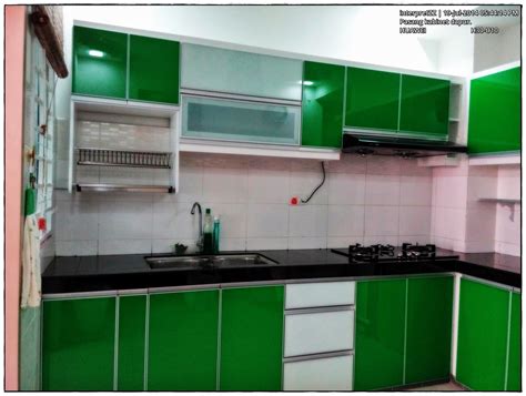 Cara mengeceknya dengan membuka kabinet dapur, lalu beri sedikit tekanan pada bagian bawah pintu. Projek Pasang Kabinet Dapur