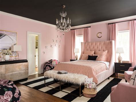 It is a fact that all of the teenage girls like to have their bedrooms all in pink colour shades. Go for Black & Pink - Teen Girl Bedroom Ideas - Bedroom Designs for Teenage Girls