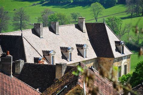 Apporter de la lumière et de la ventilation. Lucarnes de toit restituées sur le corps de logis central ...