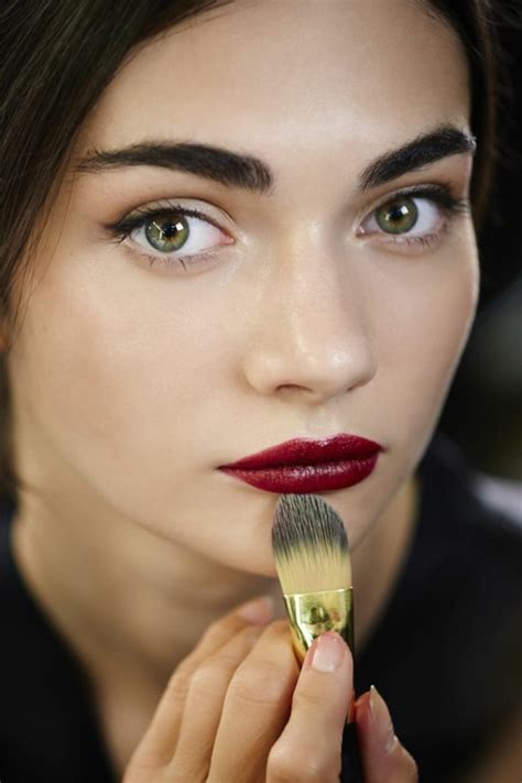 Le rouge à lèvres bordeaux est fabriqué à la main uniquement en utilisant les meilleures matières premières et pigments et est mélangé en petits lots dans le laboratoire aromi pour assurer une qualité optimale. Le rouge à lèvres - les dernières tendances chez le ...