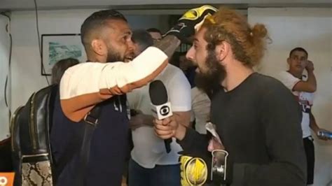 Juntando são paulo e rio, tem 60 repórteres, e são quase todos iguais para fazer a mesma coisa. 'Cartolouco' leva ovada de Daniel Alves e entrega nariz gigante para Ceni - ISTOÉ Independente