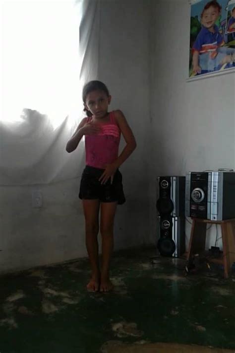 Este projeto se apropria da internet e das mídias sociais para levar conteúdo de valor realmente. Menina de 9 anos dança Anita - YouTube