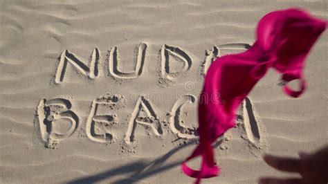 Donna Nuda Sulla Spiaggia Fotografia Stock Immagine Di Bellezza