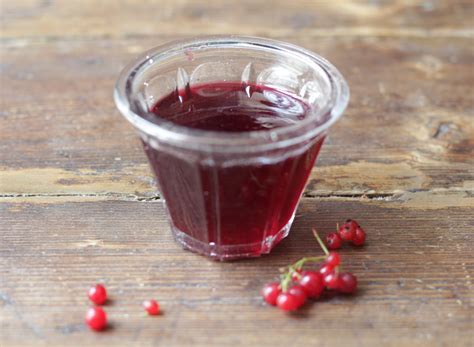 Une bonne confiture fait maison qui se déguste le matin sur un toast, une tranche. La Grand-Papa, façon gelée de groseilles Bonne Maman®