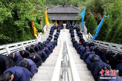 Taoist Priests Worship Their Ancestors Cn