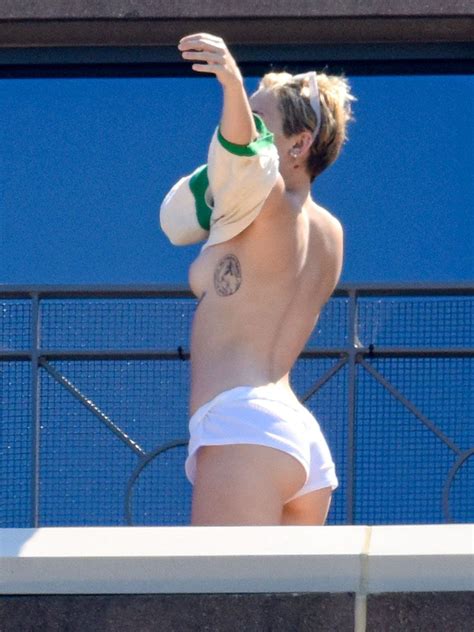 Naked Miley Cyrus In Topless On A Hotel Balcony In Sydney