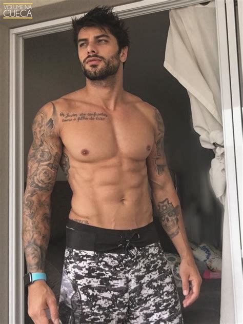 Ex Bbb Renan Oliveira Posa Sem Camisa Volume Na Cueca