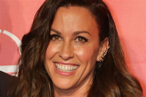 Alanis Morissette Bares Baby Bump In Nude Photo Upi