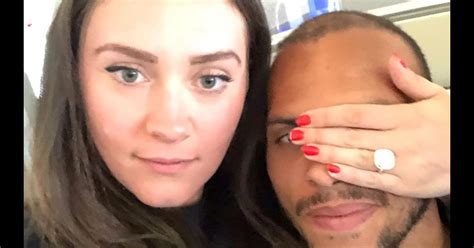 Recibía muchas llamadas pero no le conté nada a nadie, ni a mi mujer. Martin Braithwaite et sa femme Anne-Laure Louis, selfie ...