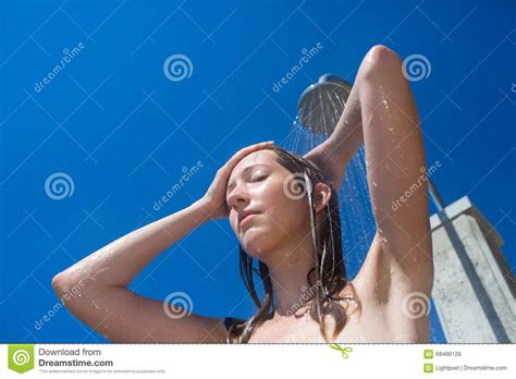 La spiaggia delle donne offre tanti servizi gratuiti, animazione per grandi e piccoli, tornei, parco giochi, eventi, gonfiabili e tanto altro. Abbastanza, Donna Della Giovane Donna Sotto La Doccia ...