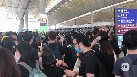 自由亚洲电台 On Twitter 【示威者逼爆香港机场】 【香港机场下午破天荒瘫痪】 数以万计香港市民挤进了国际机场，抗议香港警察滥用警权。出发和入境大堂都是示威者。 到下午四点，机管局