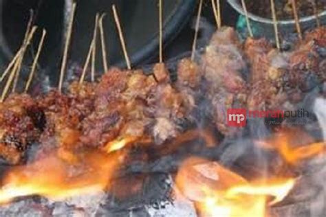 Sate kere sendiri kalau diterjemahkan ke dalam bahasa indonesia artinya sate miskin. Resep Sate Kere Jeroan / Sate Kere Khas Solo Olahan Sate Unik Yang Merakyat Kabarkuliner Com ...