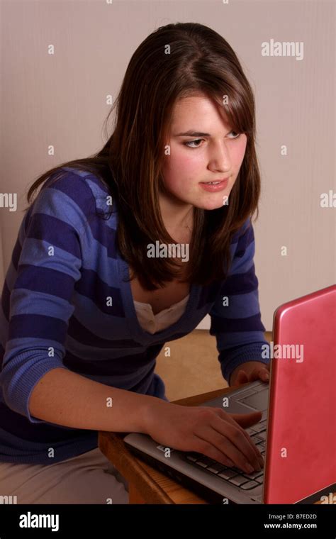 une jeune fille de 14 ans travaillant sur son ordinateur à la maison photo stock alamy