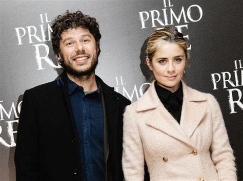 Che sarebbe l'incredibile storia dell'isola delle rose, dal 9 dicembre su netflix. Greta Scarano, chi è il suo fidanzato regista Sydney ...