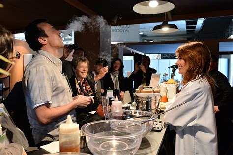 La cuisine moléculaire mêle la science au repas, utilise de nouveaux ingrédients pour préparer des plats avec. Cuisine moléculaire