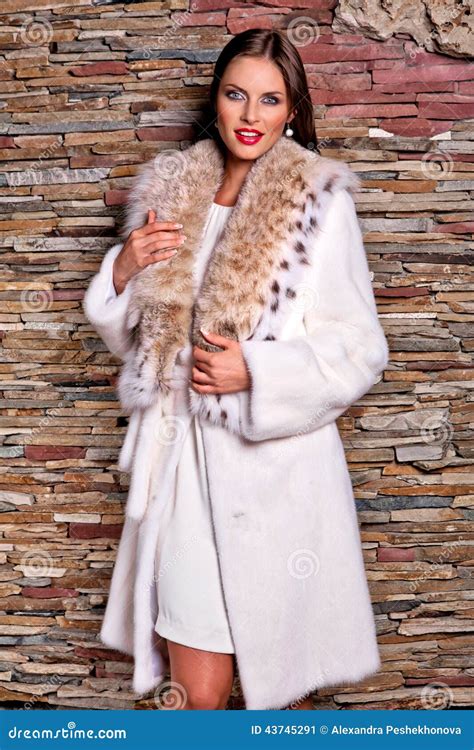 Woman In Luxury Lynx Fur Coat Stock Image Image Of Clothing Brown