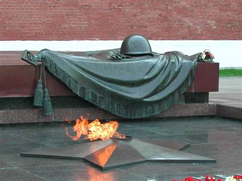 Читайте стихотворение константина михайловича симонова ~ тот самый длинный день в году, а также другие произведения поэта. Стихотворения о Великой отечественной войне - запись ...