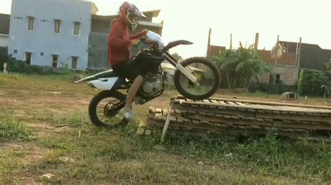 Buat kalian yang mungkin ingin merubah vixion lama anda menjadi supermoto ini nih ada sedikit ulasan menganai rincian modifikasinya. TRAIL VIXION SUPERMOTO MODIFIKASI TES - YouTube