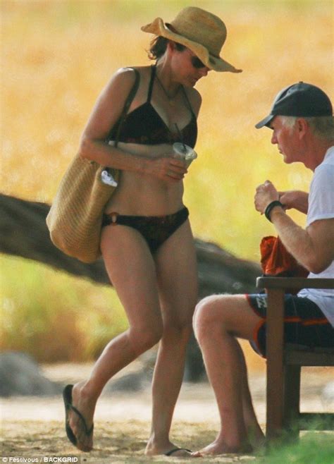 Julia Louis Dreyfus Toned As She Vacations In Hawaii Daily Mail Online