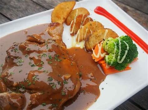 Walaupun ada banyak tempat makan terkenal di lumut, namun saya terpaksa menghadkan pilihan kepada restoran yang menyediakan masakan halal supaya semua lapisan masyarakat boleh menikmatinya. KHALIFAH MEDIA NETWORKS