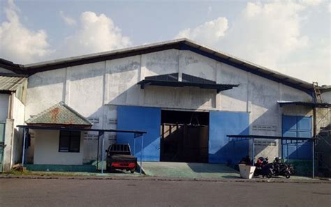 Sebanyak 96% industri manufaktur di kabupaten jombang merupakan industri kecil, dengan penyerapan tenaga kerja sebesar 60%. MUI Tolak Pendirian Pabrik Minuman Beralkohol di Ngoro