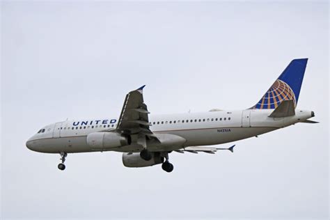 N421ua United Airlines Airbus A320 200 15th Oldest In Fleet Of 98