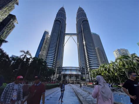 Constructed in 1994, the tower stands at 421 metres and effortlessly trumps the petronas twin towers with the highest and most spectacular view of the city. Penerbangan dari Kuala Lumpur Diizinkan Berkapasitas Penuh ...